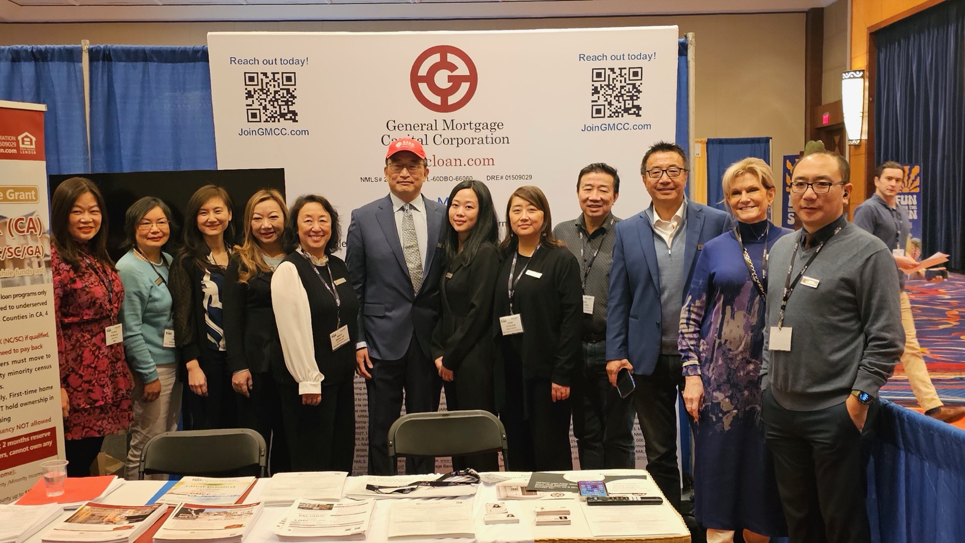 万通贷款 GMCC 团队在贷款行业展会合影留念